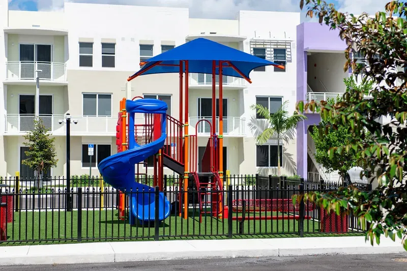 Royal Pointe Apartment Homes — Miami